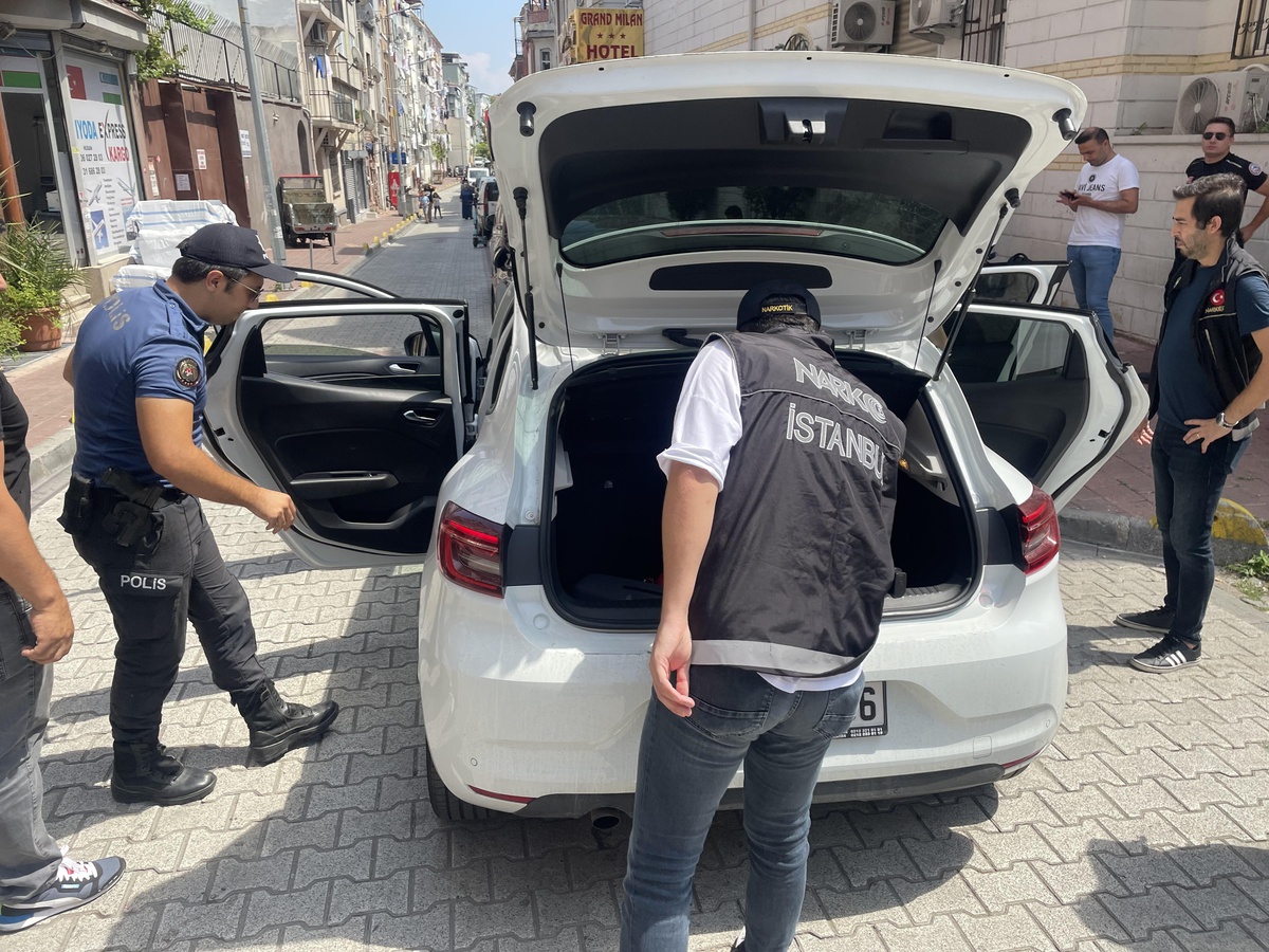 İstanbul\'da çok sayıda polisin katılımıyla uygulama yapıldı