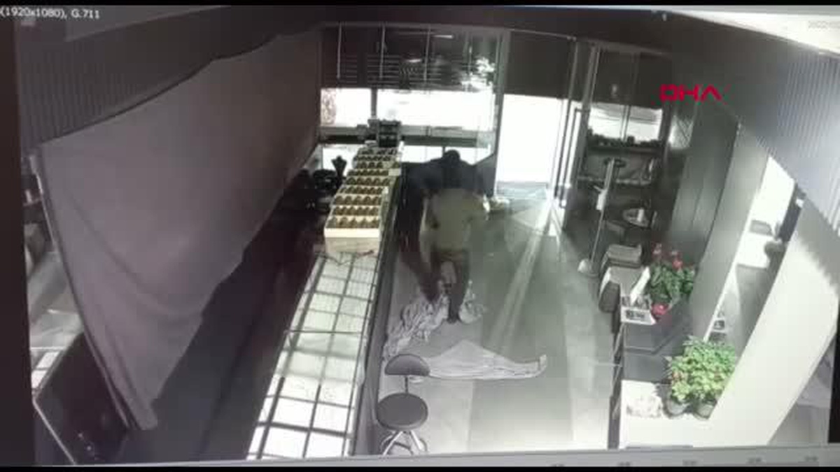 İSTANBUL-PENDİK\'TE KUYUMCUDAN ALTINLARI ÇALAN ŞÜPHELİLER YAKALANDI
