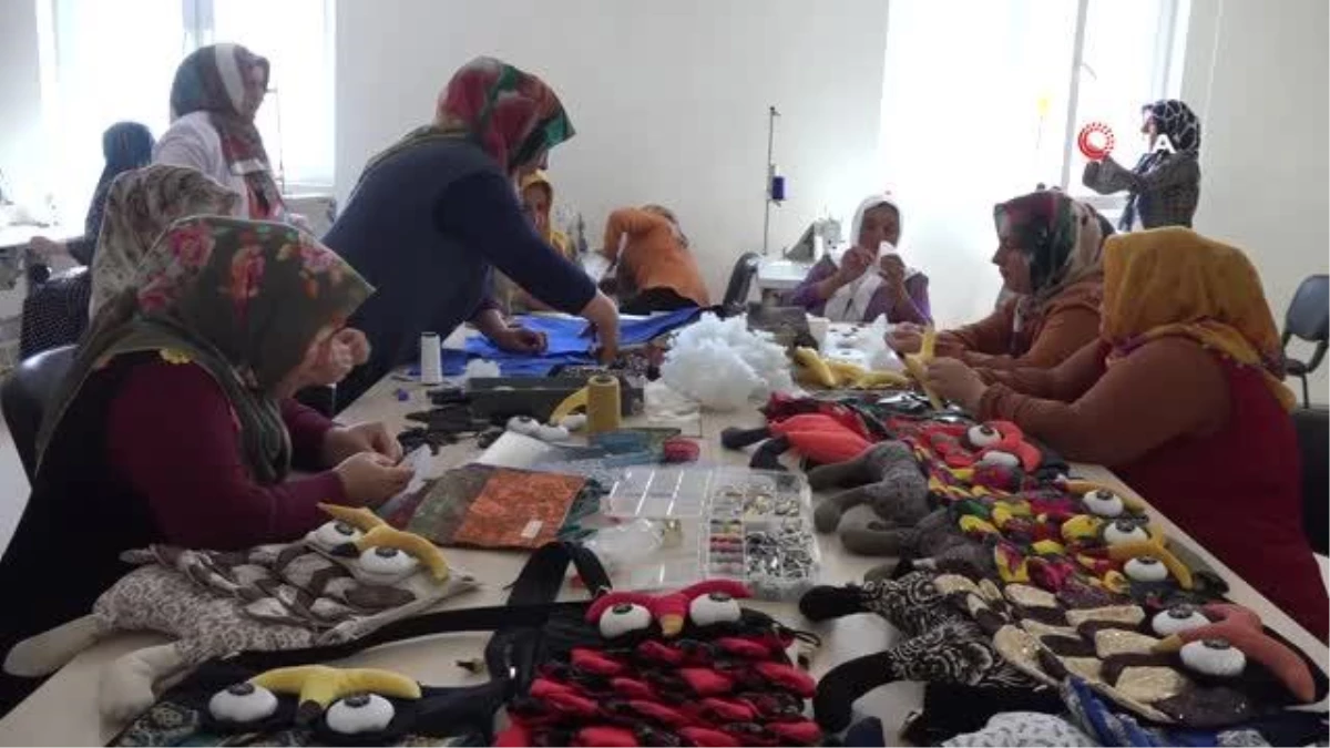 Şanlıurfa\'da kadınlar atık malzemeleri çantaya dönüştürüyor