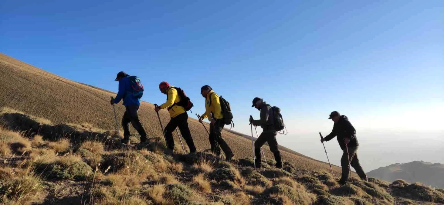 Karslı dağcılar Süphan Dağı\'na tırmandı