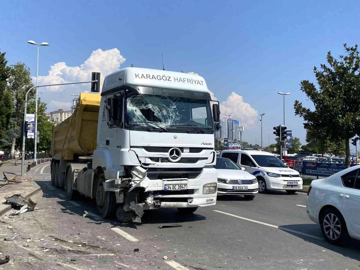 Kartal\'da hafriyat kamyonu, scooter yüklü panelvan minibüse çarptı