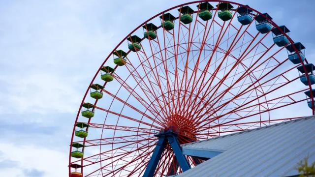 Kimseye aldırış etmeyen çift lunaparktaki dönme dolapta cinsel ilişkiye girdi Kimseye aldırış etmeyen çift lunaparktaki dönme dolapta cinsel ilişkiye girdi
