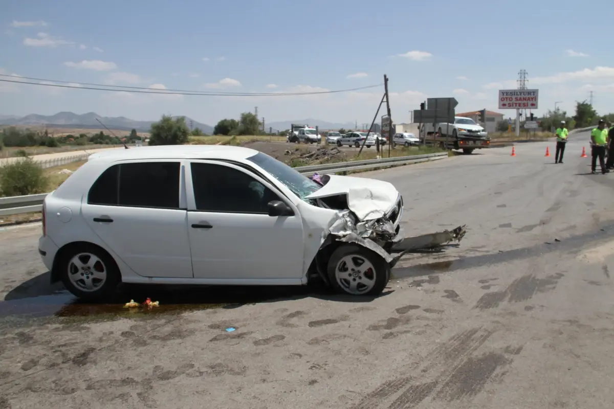 Konya\'da iki otomobilin çarpışması sonucu 7 kişi yaralandı