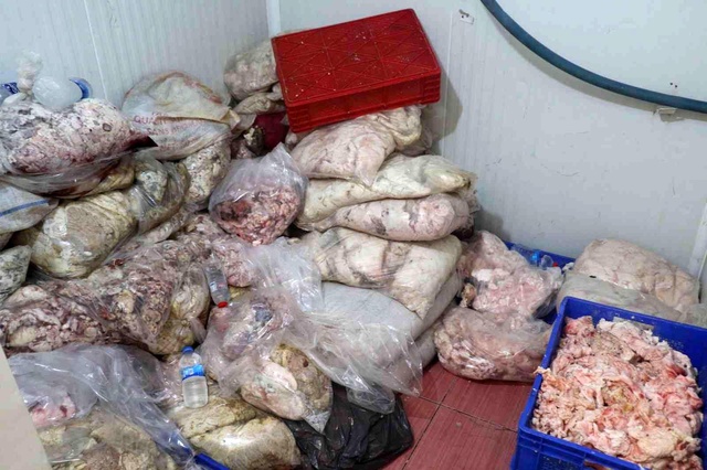 Kötü kokudan rahatsız olan vatandaşlar ihbar etti, depodan çürümüş et çıktı Kötü kokudan rahatsız olan vatandaşlar ihbar etti, depodan çürümüş et çıktı