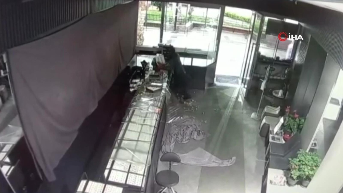 Kuyumcuda torbalı soygun kamerada: Saniyeler içinde tezgahı boşalttılar