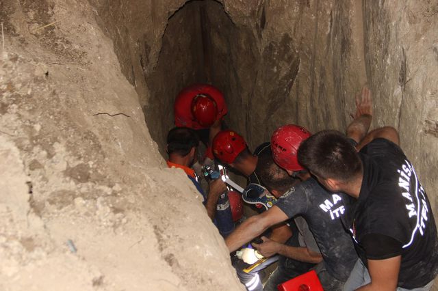 Kuyuya düşen minik Aybars 4 saat sonra kurtarıldı Kuyuya düşen minik Aybars 4 saat sonra kurtarıldı