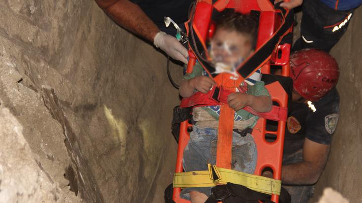 Manisa\'da kuyuya düşen 2 yaşındaki bebek ölümden döndü! Minik Aybars, 4 saatlik çalışma sonrası kurtarılırken annesi ve babası gözyaşlarına boğuldu