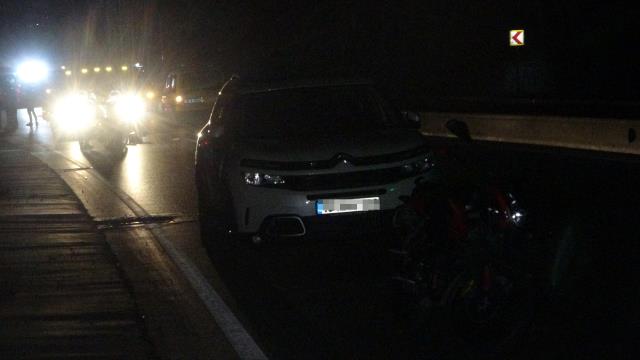 Motosikletten düştüler, yerde yardım beklerken otomobilin altında kaldılar Motosikletten düştüler, yerde yardım beklerken otomobilin altında kaldılar