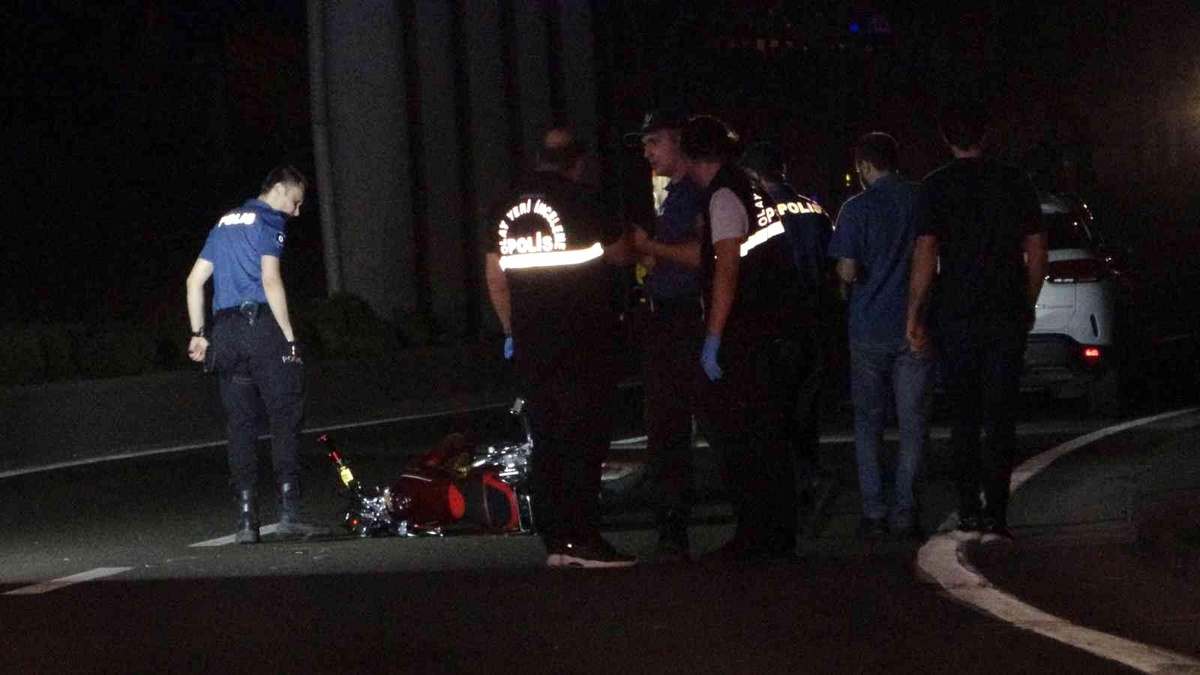 Motosikletten düşen 2 kişinin üzerinden otomobil geçti
