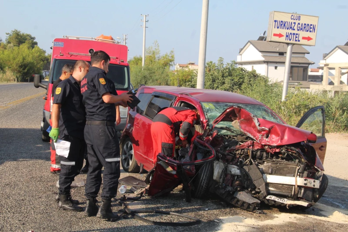 Muğla\'da iki otomobilin çarpıştığı kazada 1 kişi öldü, 3 kişi yaralandı