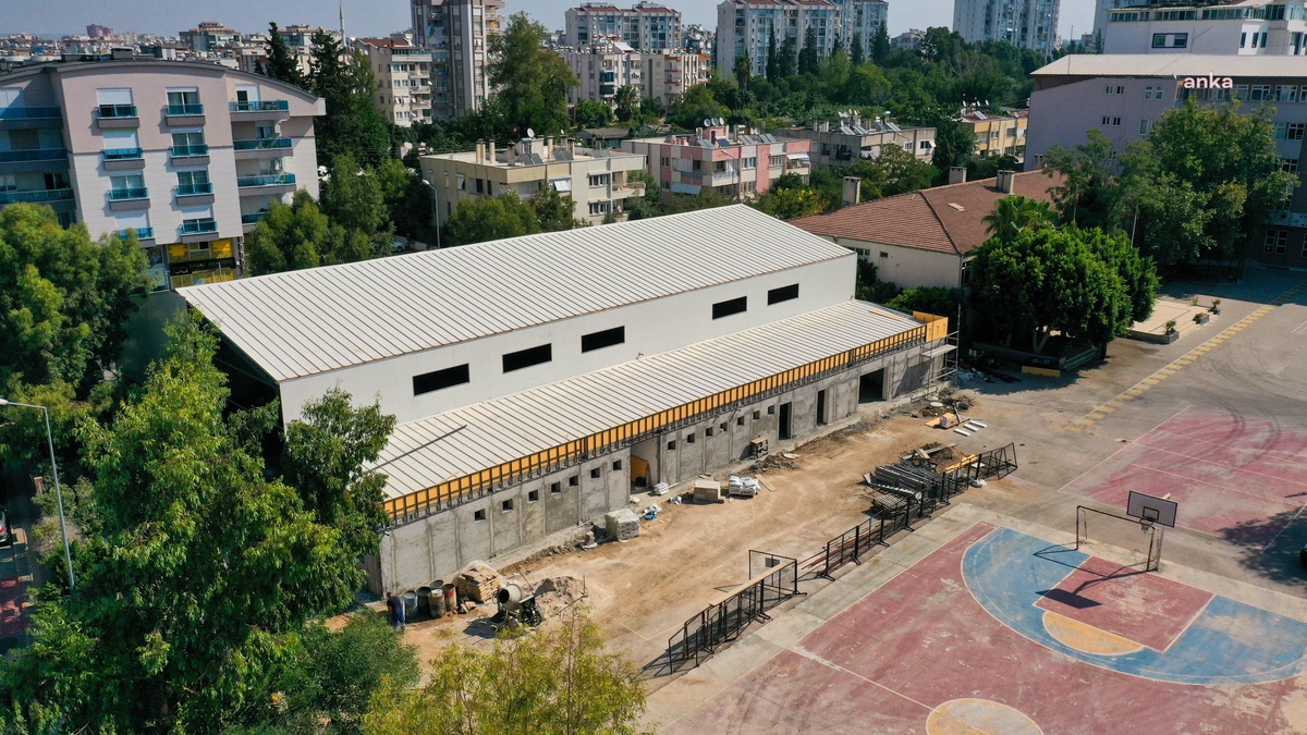 Muratpaşa Belediyesi\'nden Bir Okulun Bahçesine Daha Spor Salonu