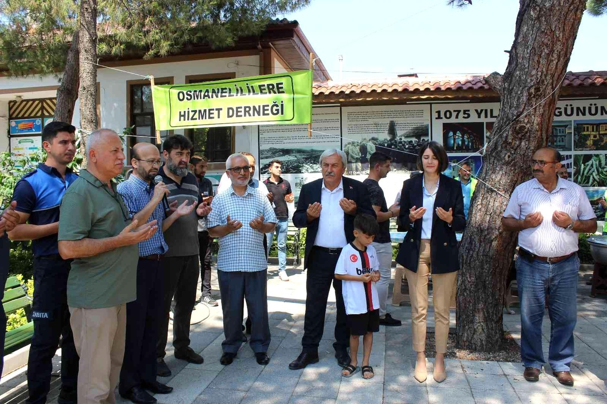 Osmanelilere Hizmet Derneğince vatandaşlara aşure dağıtıldı