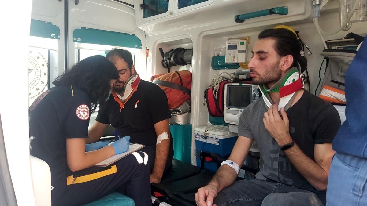 Otomobil kaygan zeminde yoldan çıktı: 3 yaralı