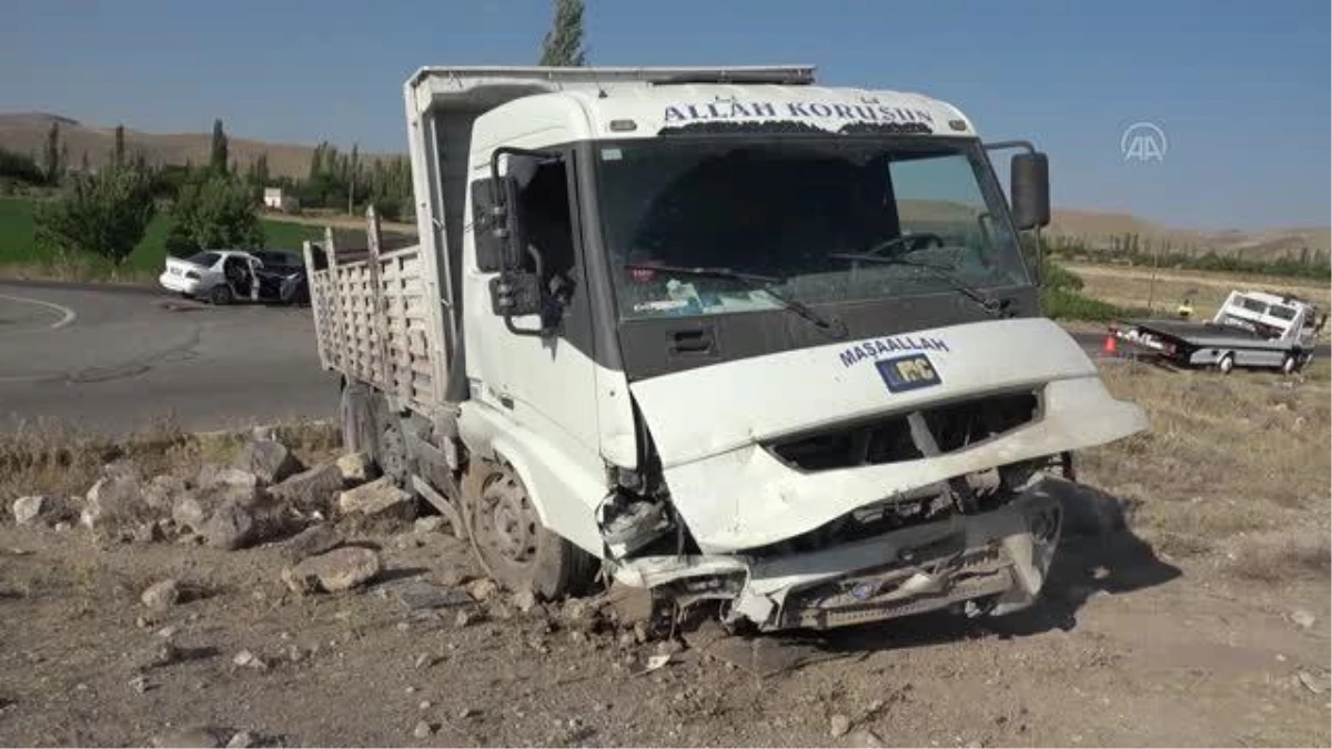 Aksaray\'da otomobilin kamyonla çarpışması sonucu 4 kişi yaralandı