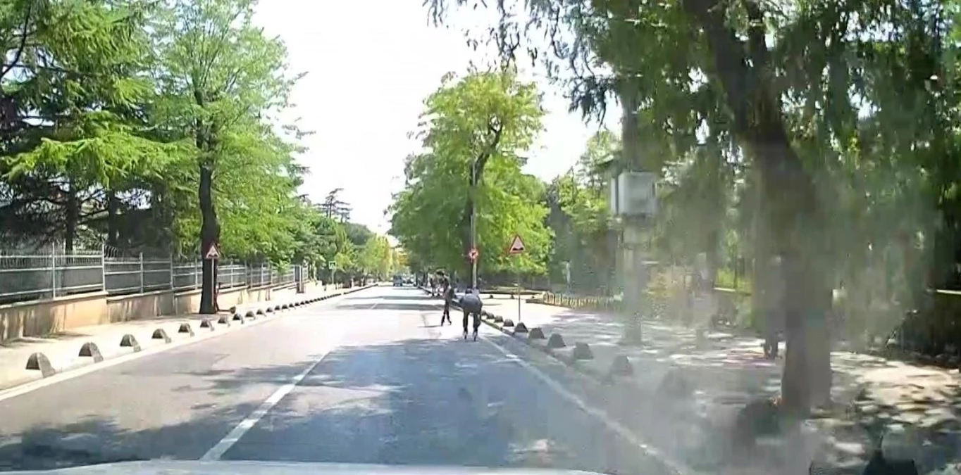Kadıköy\'de patenli gençlerin yolda tehlikeli yolculuğu kamerada