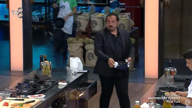 Şef Mehmet Yalçınkaya, MasterChef'te kural ihlali yapan yarışmacıya tepki gösterdi: Allah'ım bana yardım et