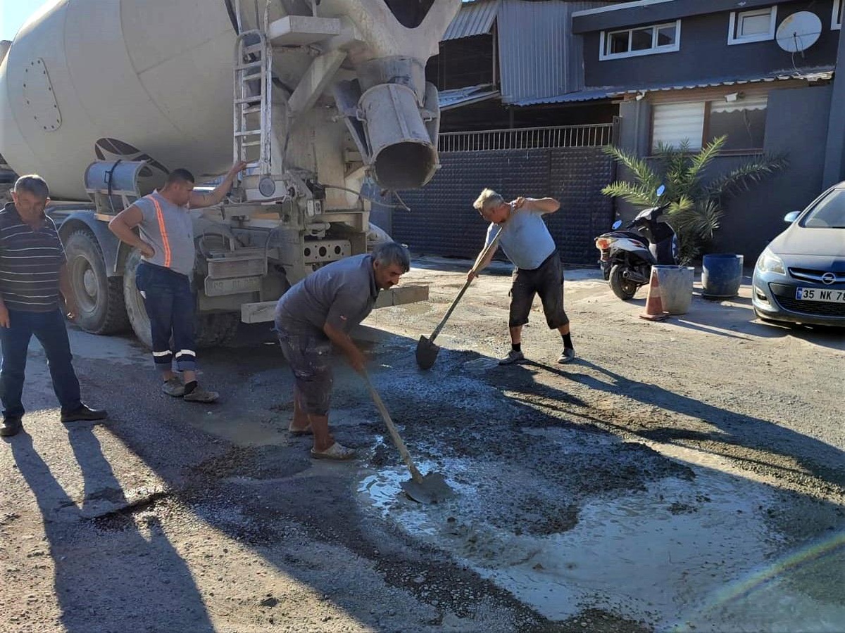 Seferihisar\'da esnaf, belediyenin kapatmadığı çukurları betonla doldurdu