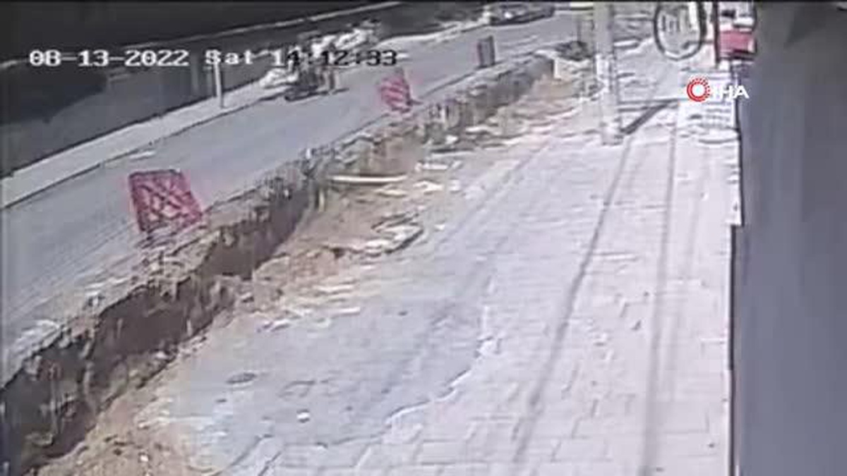 Şeride takılan kurye kazılan kanala düştü