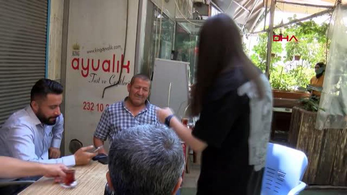 Wushu'da Türkiye derecesi elde eden Nisa ve Eda, tatilde babalarının yanında çaycılık yapıyor