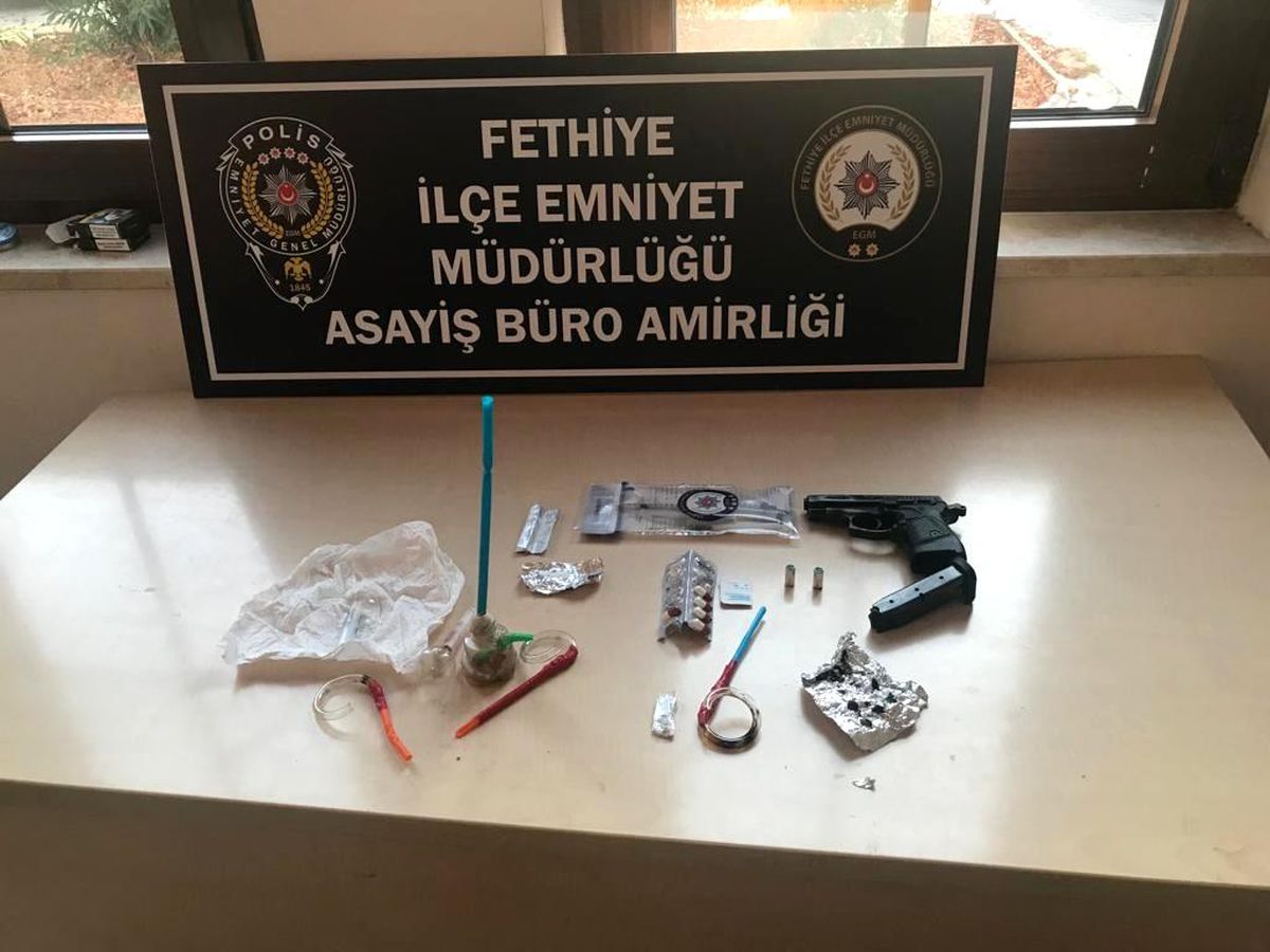 Şüpheli araçta silah ve uyuşturucu madde ele geçirildi