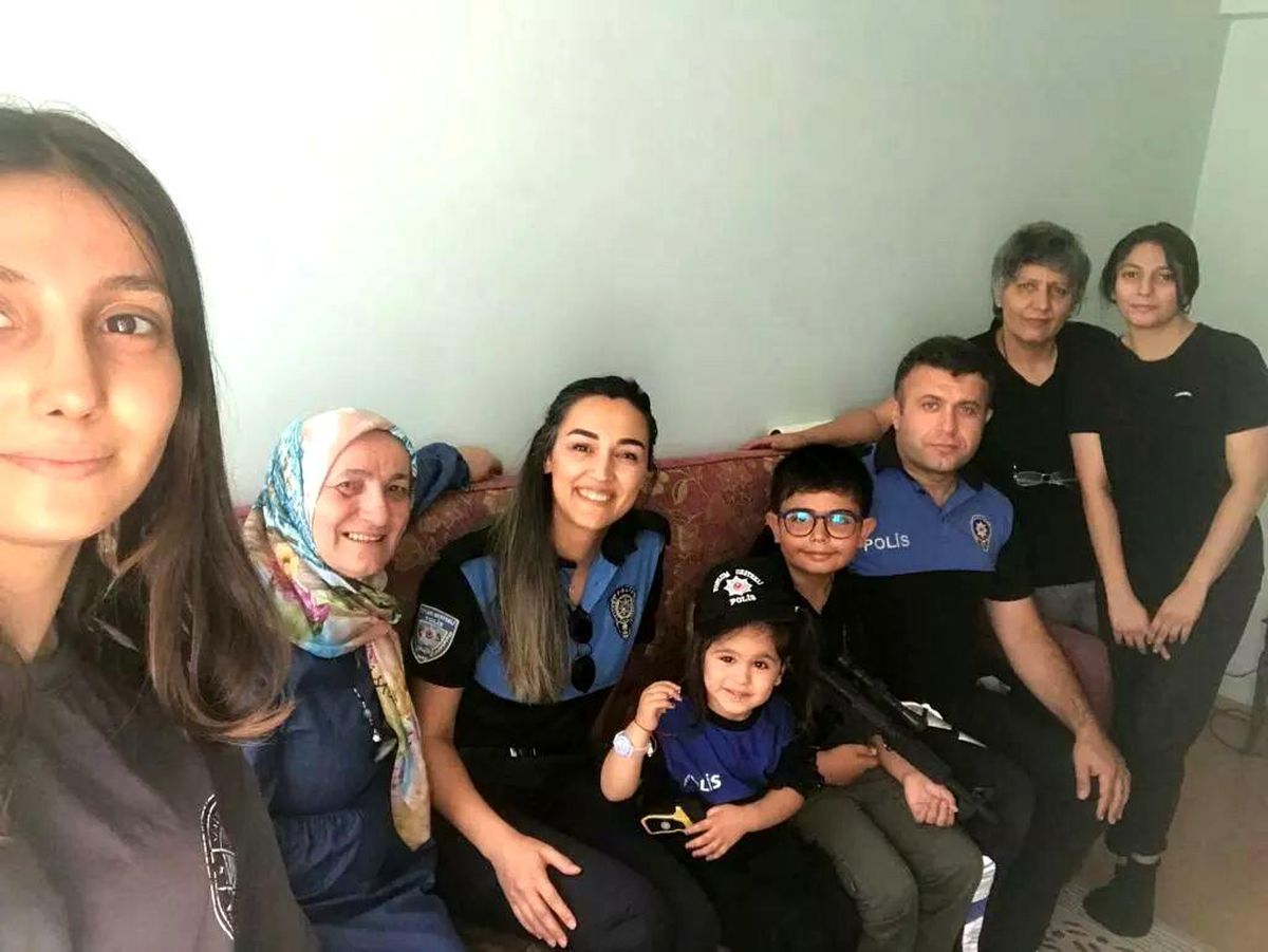 TDP polislerinden 8 yaşındaki Hüseyin\'e sürpriz ziyaret