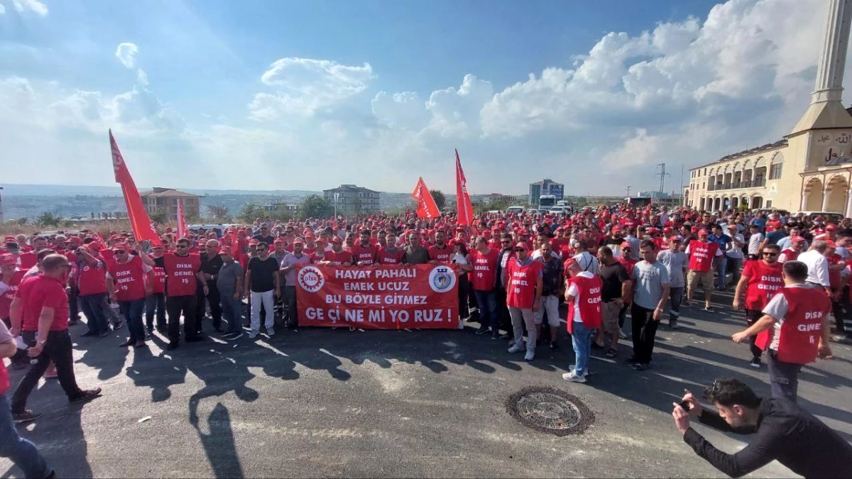 Tekirdağ\'da maaşını az bulan yüzlerce işçi belediyeye yürüdü