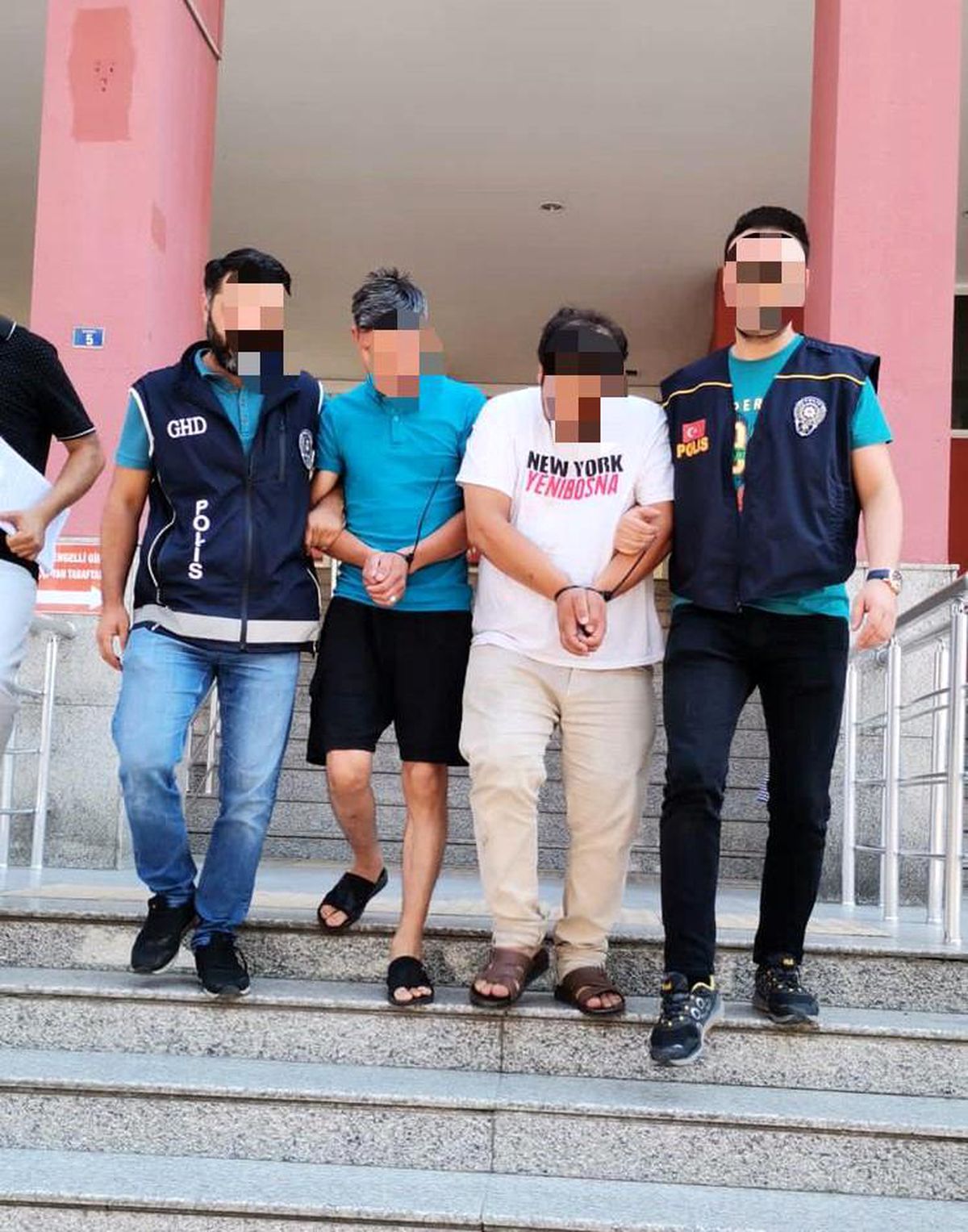 TEM\'de durdurulan araçtan 9 düzensiz göçmen çıktı, 2 şüpheli tutuklandı