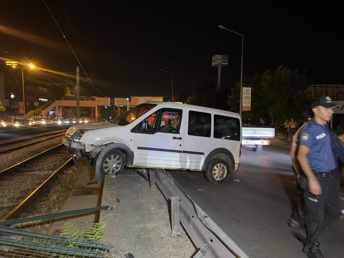 Ticari araç metro rayına uçtu : 1 yaralı