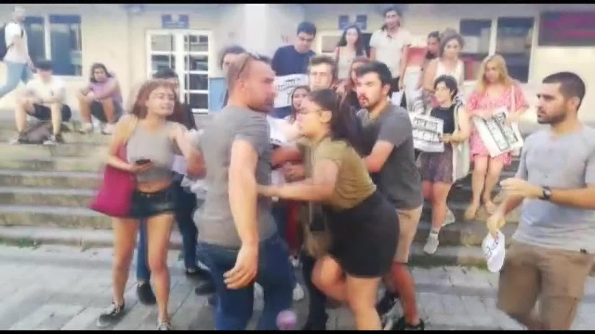Üniversite Öğrencileri, İki Bakanlığın Ortak "Barınma" Genelgesini Protesto Etti: "Öğrencilerinin Haklı Taleplerini Görmezden Gelmektedir"