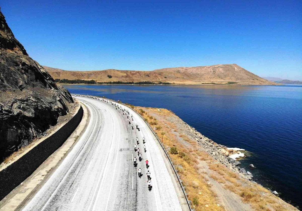 Van haber... Van Denizi Bisiklet Festivalinde 140 kilometre geride kaldı