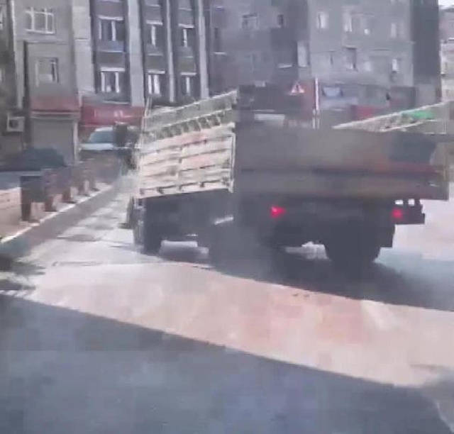 Drift yapıp tartıştığı aracın camlarını yumruklayan kamyonet şoförüne ceza yağdı Drift yapıp tartıştığı aracın camlarını yumruklayan kamyonet şoförüne ceza yağdı