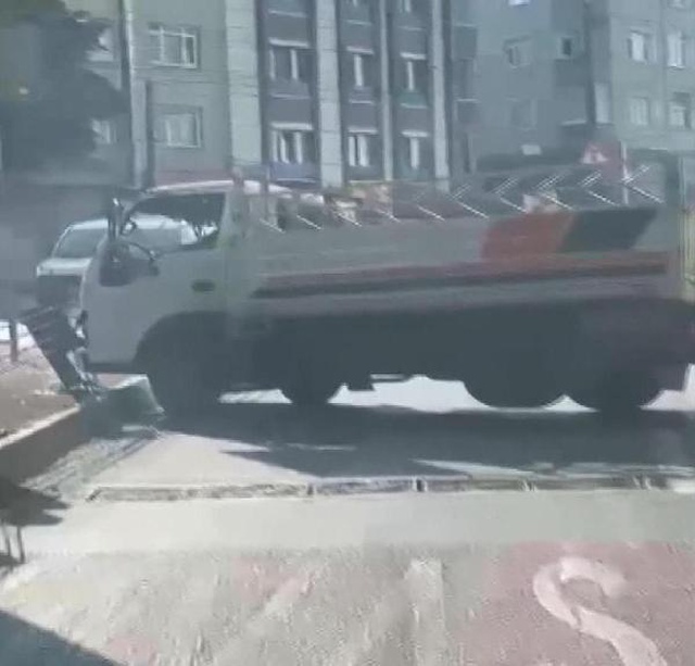 Drift yapıp tartıştığı aracın camlarını yumruklayan kamyonet şoförüne ceza yağdı Drift yapıp tartıştığı aracın camlarını yumruklayan kamyonet şoförüne ceza yağdı