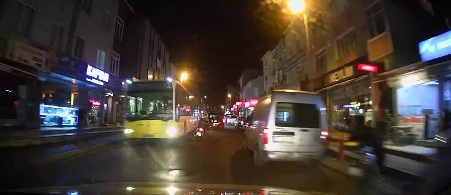 Ataşehir\'de zikzaklar çizen moto kuryenin tehlikeli yolculuğu kamerada