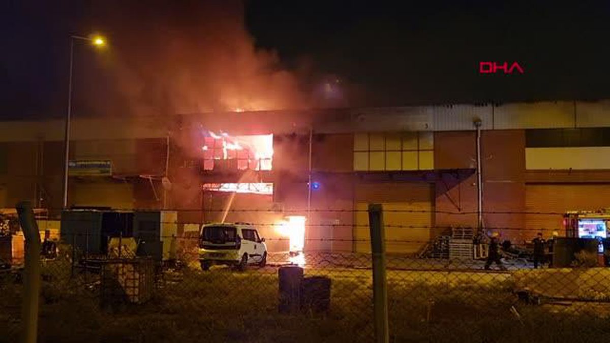 ADANA\'DA LASTİK DEPOSUNDA YANGIN: 2 YARALI