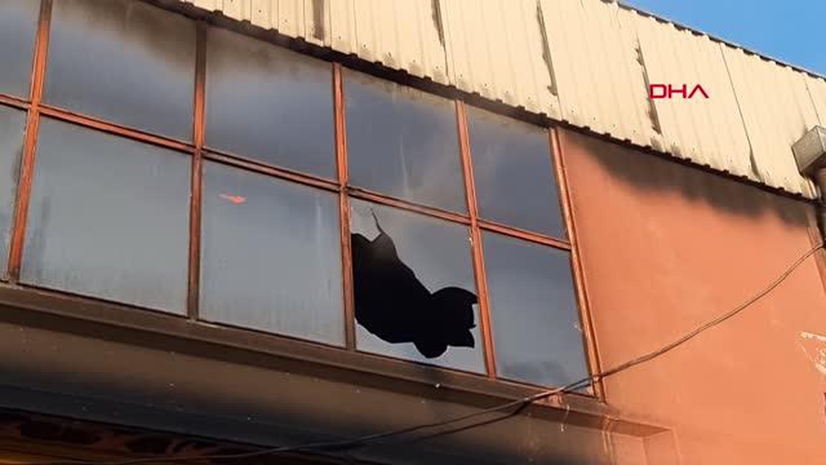 Adana\'da lastik deposunda yangın: 2 yaralı (3)