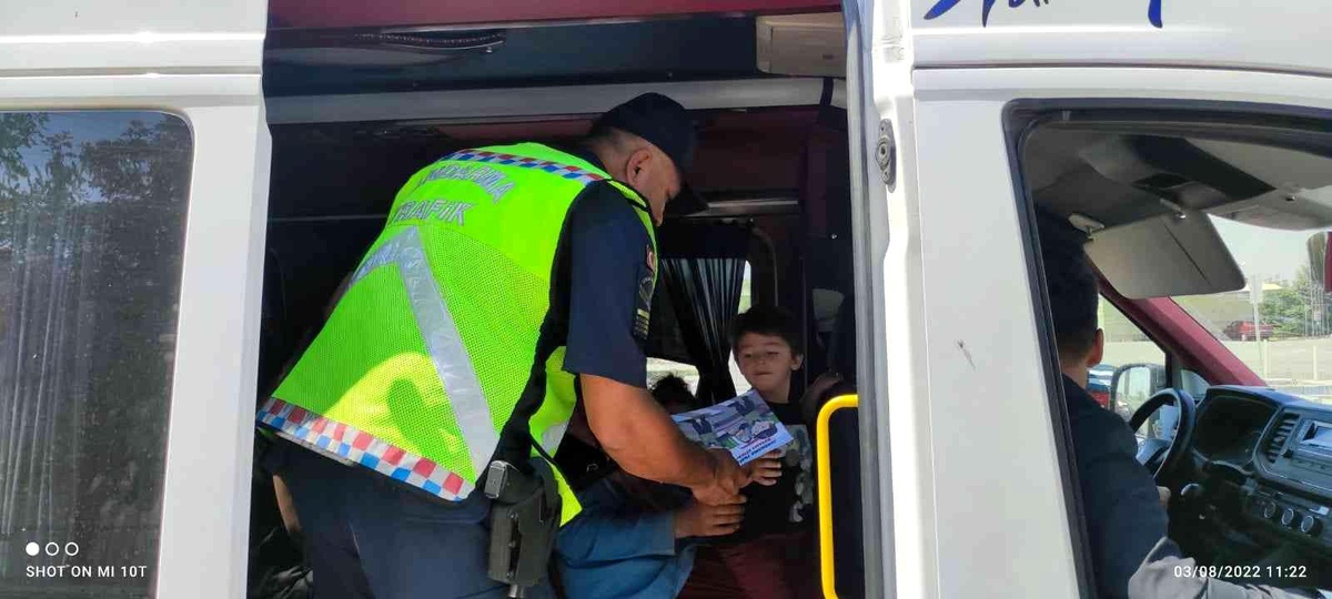 Aksaray\'da trafik jandarması yolcu taşıyan araçları denetliyor