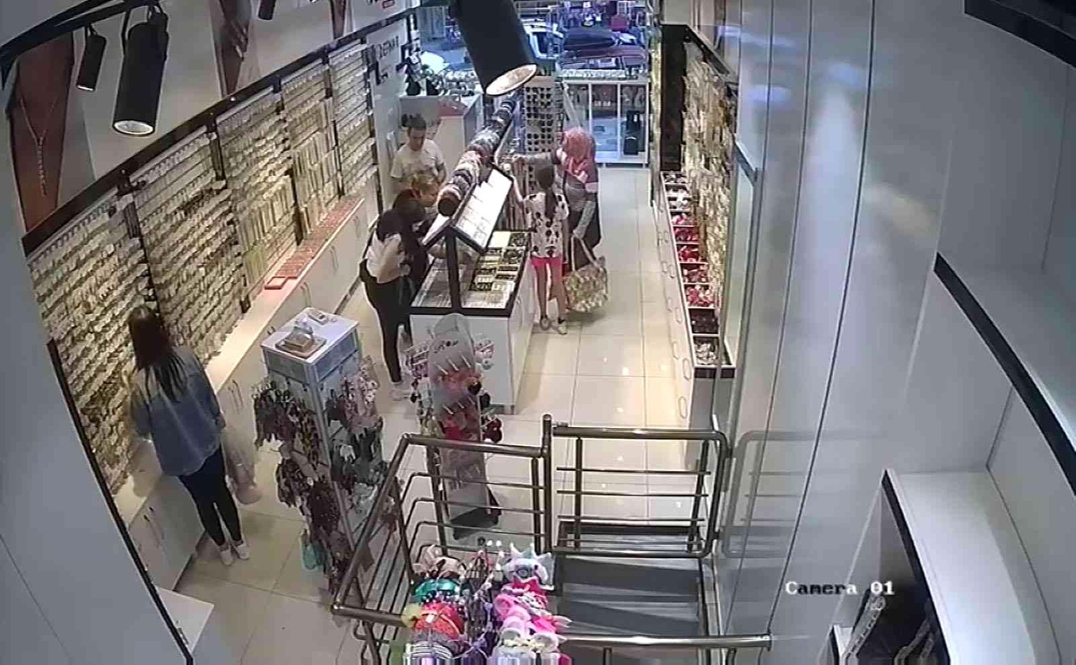 Arnavutköy\'de küçük çocuğun alet edildiği hırsızlık güvenlik kamerasına yansıdı