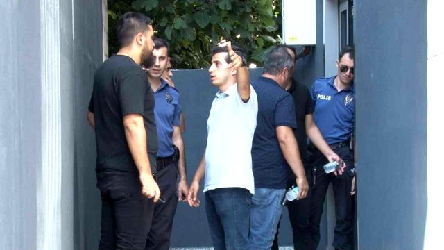Babasını vurmasının nedeni masaj salonu çıktı! Ataşehir'de polis olan oğlu tarafından kurşun yağmuruna tutuldu Babasını vurmasının nedeni masaj salonu çıktı! Ataşehir'de polis olan oğlu tarafından kurşun yağmuruna tutuldu