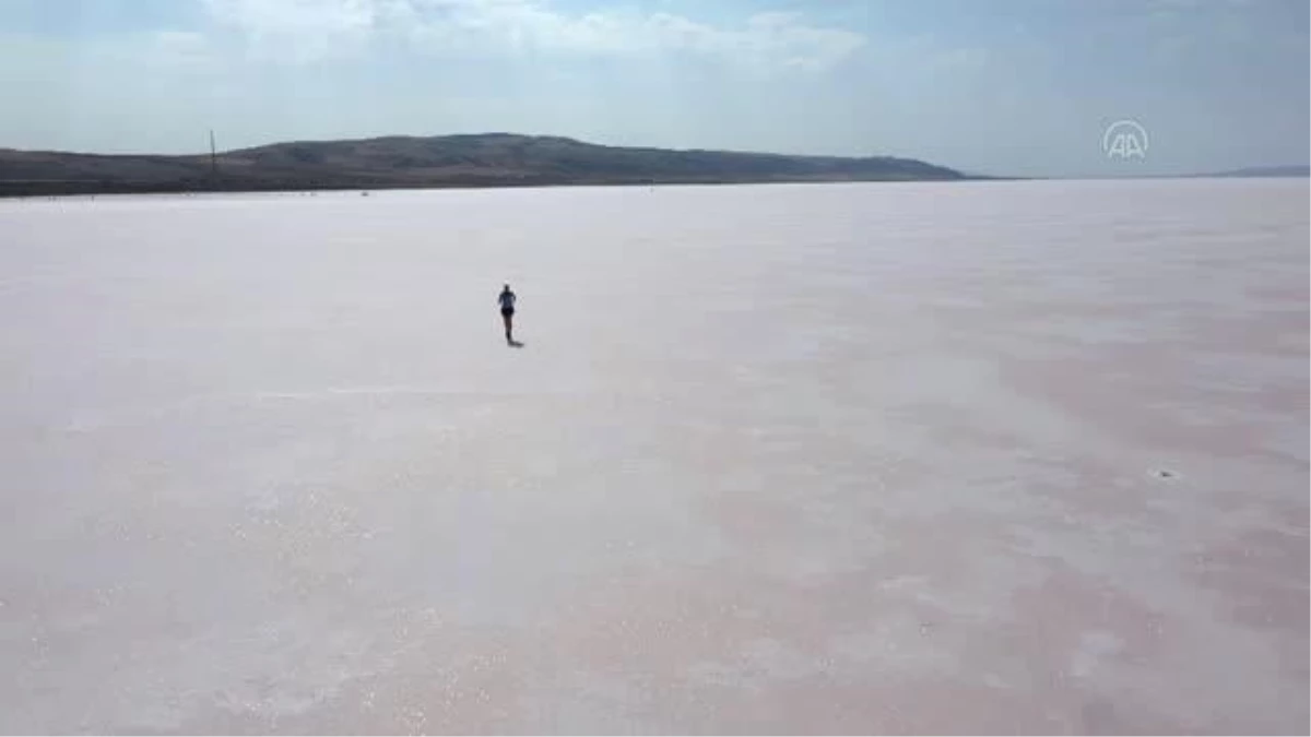 Avustralyalı aktivist küresel su sorunu için Tuz Gölü\'nde maraton koştu