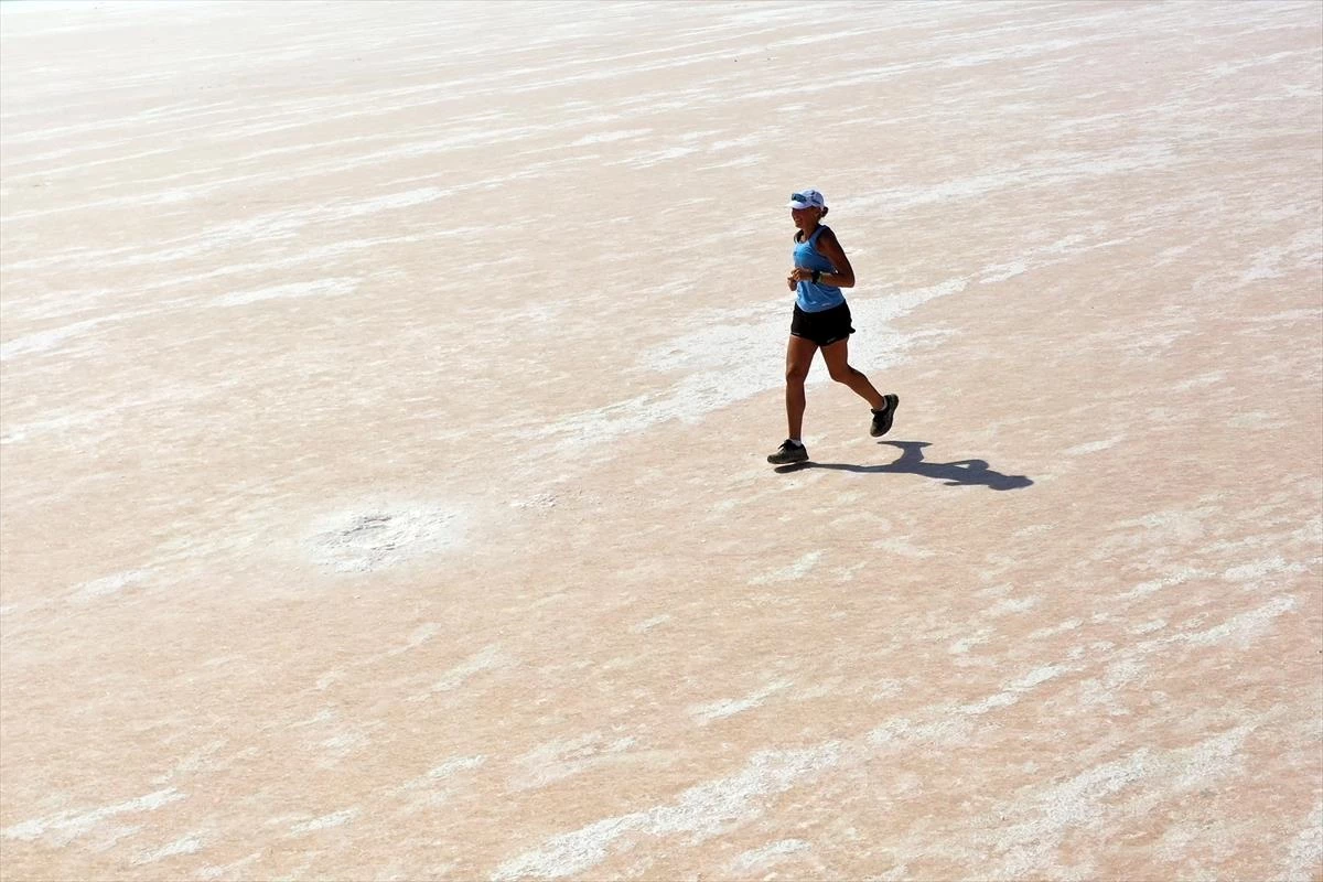 Su sorununa dikkat çekmek isteyen Avustralyalı aktivist, Tuz Gölü\'nde maraton koştu