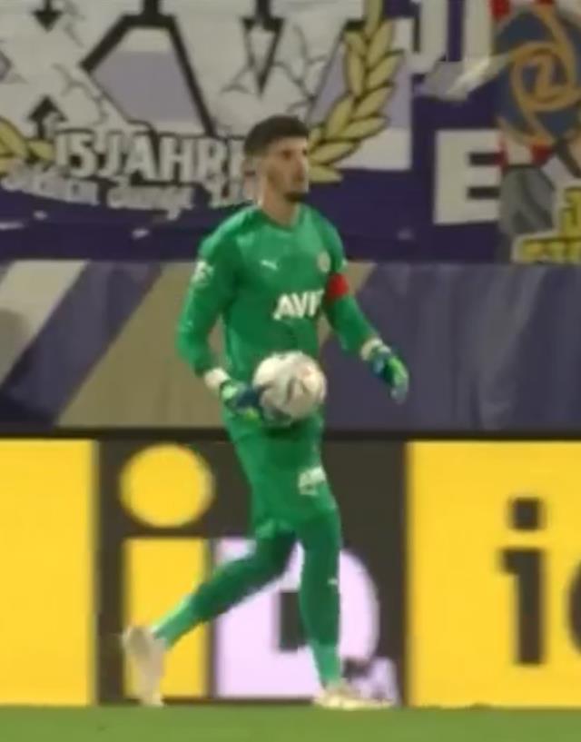 Avusturya'da skandal! Altay Bayındır'ı tribünden fırlattıkları davul tokmağıyla boynundan vurdular Avusturya'da skandal! Altay Bayındır'ı tribünden fırlattıkları davul tokmağıyla boynundan vurdular