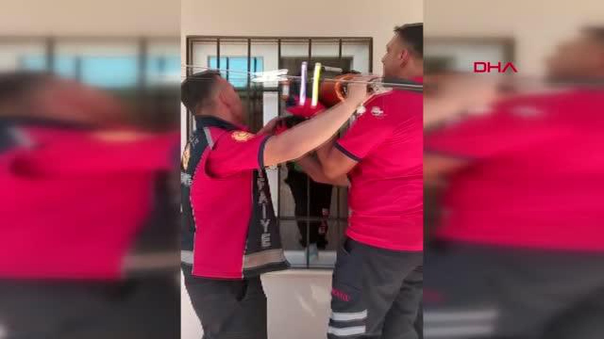 BAŞI PENCERENİN DEMİR PARMAKLIĞINA SIKIŞAN ÇOCUĞU İTFAİYE KURTARDI