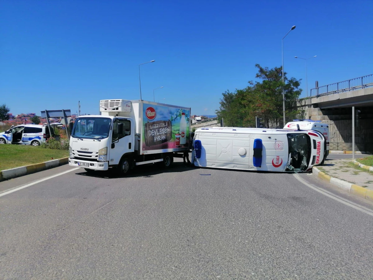 Bilecik\'te ambulansın karıştığı zincirleme trafik kazasında 4 kişi yaralandı