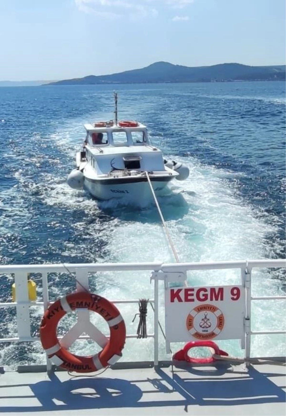 Çanakkale Boğazı\'nda arızalanan tekne, KEGM ekiplerince kurtarıldı