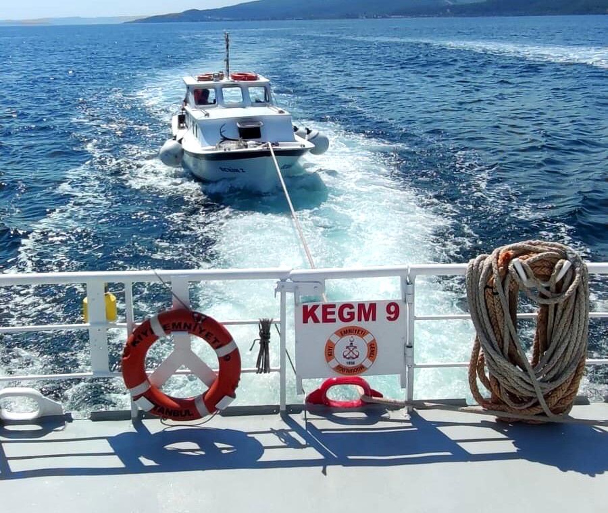 Çanakkale Boğazı\'nda arızalanan tekne tersaneye çekildi