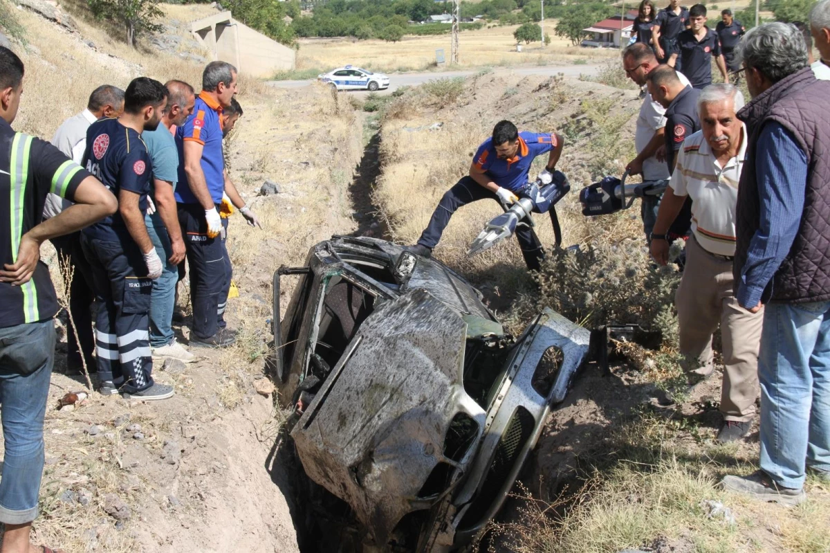 Elazığ\'da trafik kazası: Ekipler sıkışan yaralı için seferber oldu