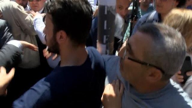 Akşener, bir vatandaşın sözleri karşısında çileden çıktı! Korumalar devreye girince olay büyüdü Akşener, bir vatandaşın sözleri karşısında çileden çıktı! Korumalar devreye girince olay büyüdü