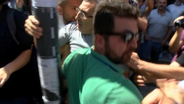 Akşener, bir vatandaşın sözleri karşısında çileden çıktı! Korumalar devreye girince olay büyüdü Akşener, bir vatandaşın sözleri karşısında çileden çıktı! Korumalar devreye girince olay büyüdü