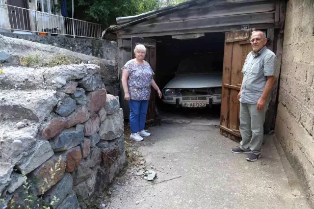 36 yıldır saklıyor! 'Yol yapılacak' dediler, yine de eşinden hatıra kalan otomobili garajdan çıkarmadı