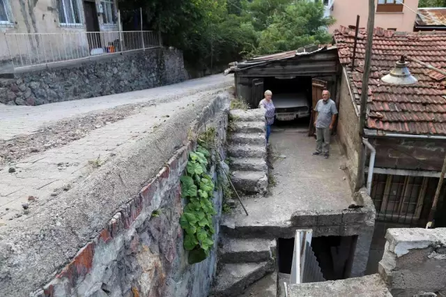 36 yıldır saklıyor! 'Yol yapılacak' dediler, yine de eşinden hatıra kalan otomobili garajdan çıkarmadı